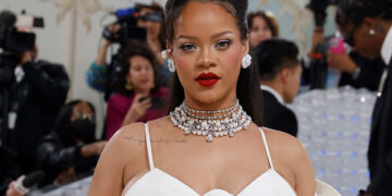 Rihanna, protagonista de la primera campaña de Pharrell Williams para Louis  Vuitton - Foto 1