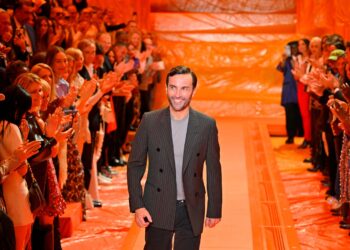Diseñador Nicolas Ghesquière sonriendo en la pasarela rodeado de aplausos